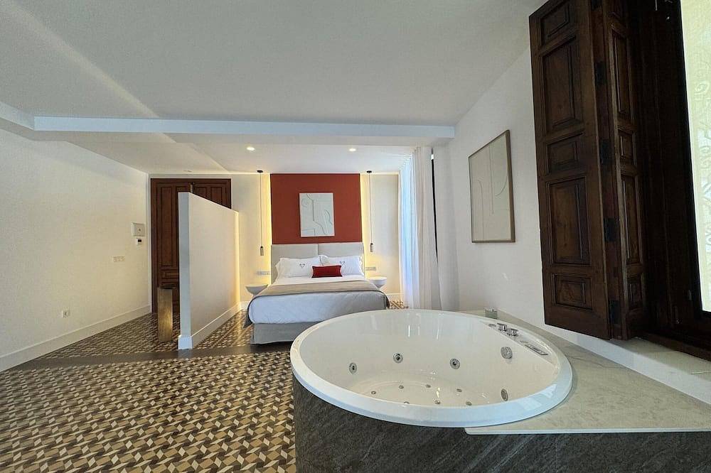 Entire apartment, Premium suite with jacuzzi in Albacete, Albacete Province