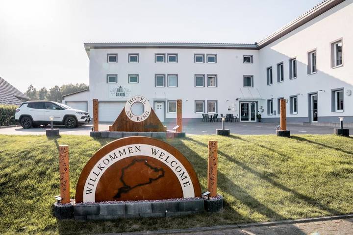 Hotel für 2 Personen, mit Terrasse und Whirlpool sowie Garten und Ausblick in Rock am Ring