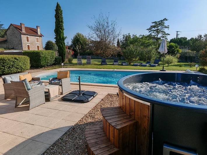 Appartement de vacances pour 6 personnes, avec piscine ainsi que jardin et vue