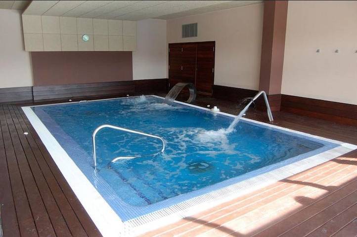 Apartahotel para 9 personas, con piscina y piscina para niños además de jardín y jacuzzi en Rias Baixas