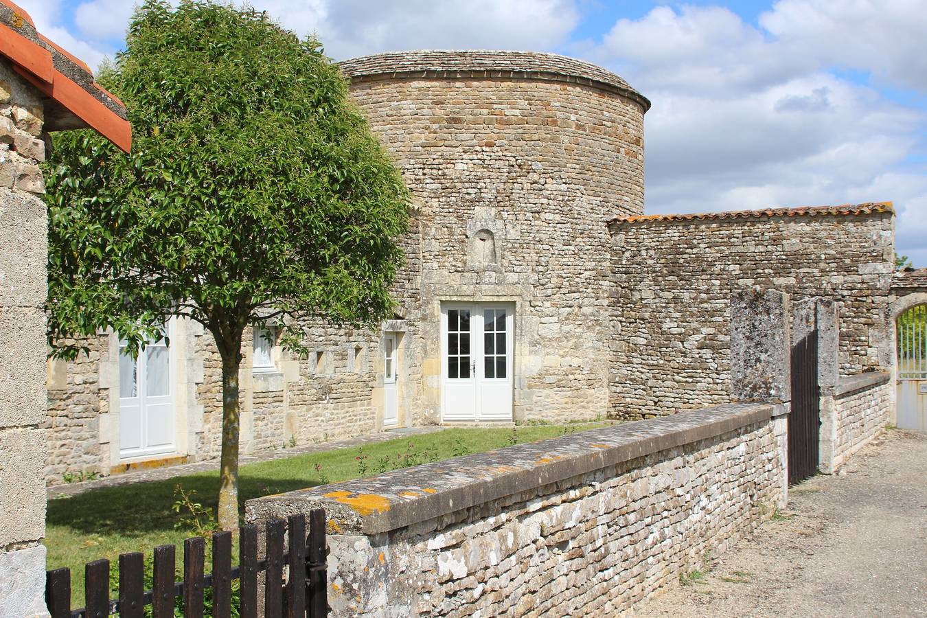 “Logis within the Castle Grounds” with Private Garden, Wi-Fi, and Air Conditioning in Paizay-Naudouin-Embourie, Charente