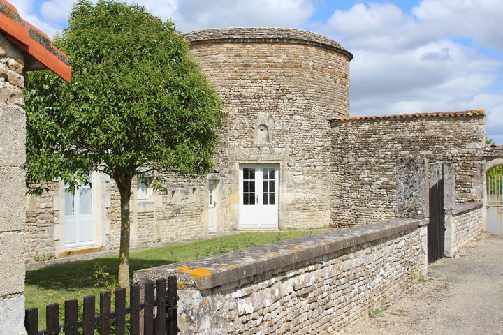 « Logis dans l’enceinte du château » avec jardin privé, Wi-Fi et climatisation in Paizay-Naudouin-Embourie, Charente