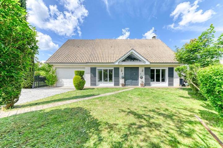 Location de vacances pour 10 personnes, avec piscine ainsi que terrasse et jardin à Lissieu