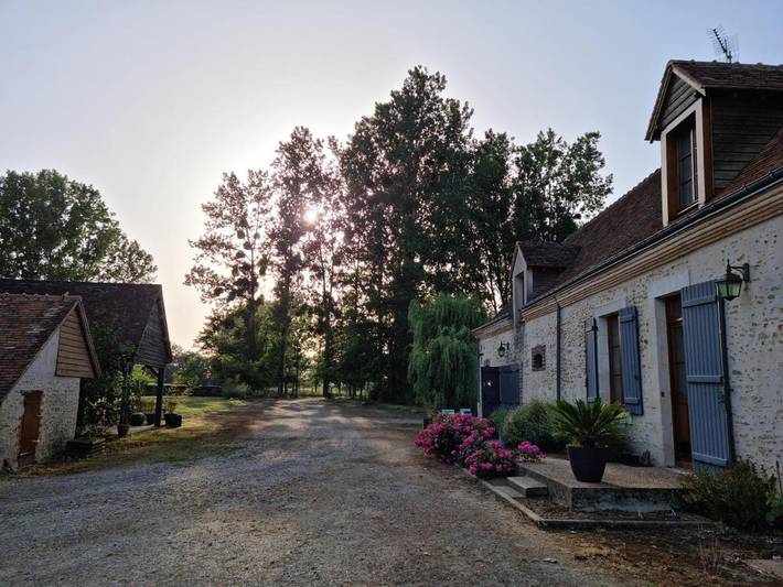 Location de vacances pour 2 personnes, avec terrasse ainsi que piscine et jardin à La Suze-sur-Sarthe - 2