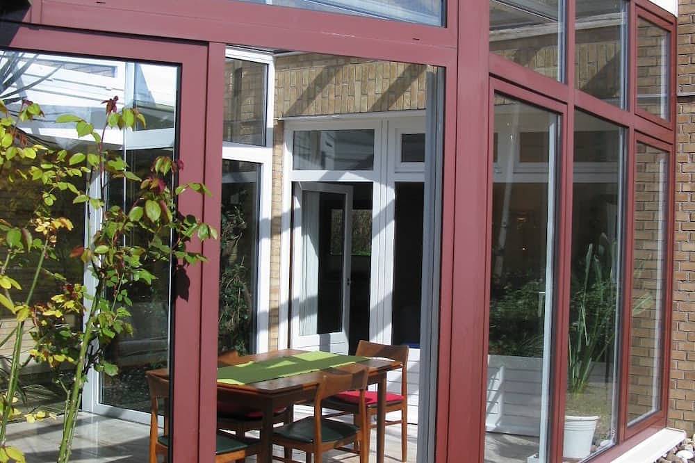 Ganze Wohnung, Fewo Am Binnenwasser, Apartment mit Schlafnische, Küche und großem Wintergarten in Neustadt in Holstein, Ostholstein