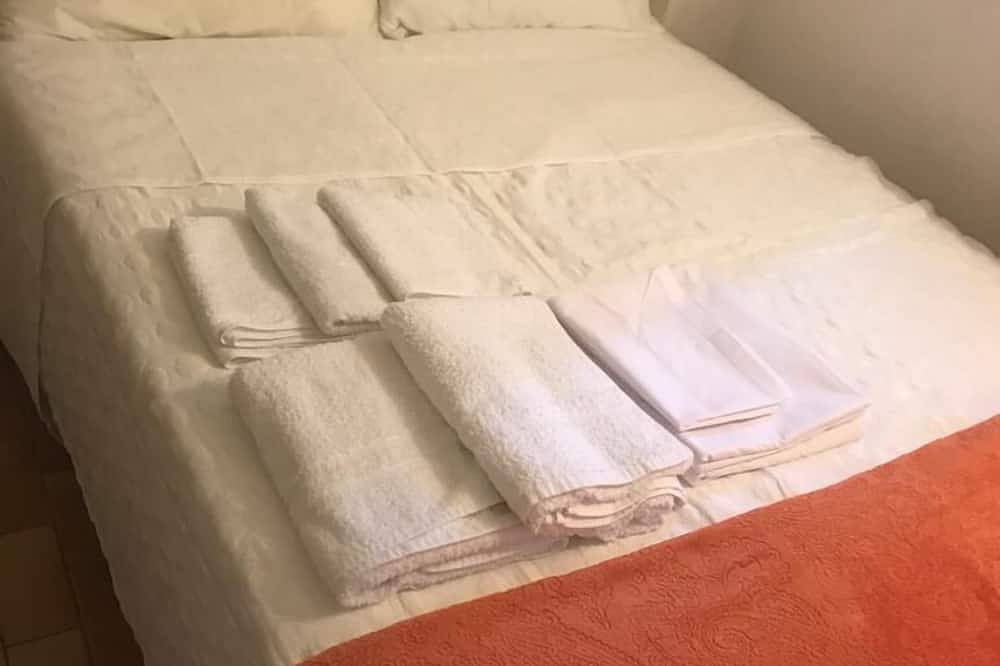 Familienfreundliche Villa 10 Minuten zu Fuß zum Strand. Pool in der Residenz in Cap d'Agde, Agde