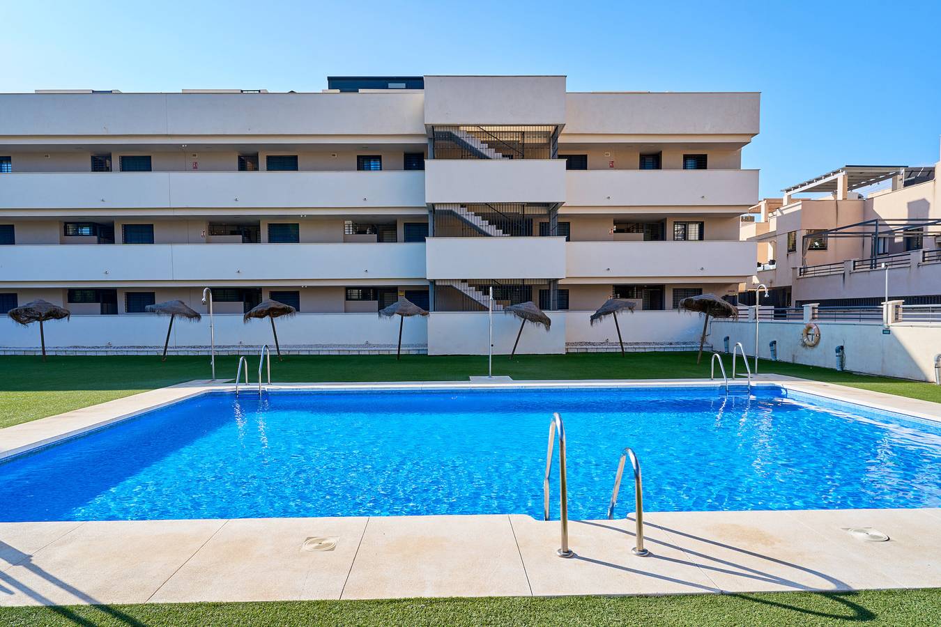 Apartamento entero, Apartamento 'Ático de 2 Habitaciones' con Vistas al Mar, Wi-Fi y Aire Acondicionado in Benajarafe, Vélez-Málaga