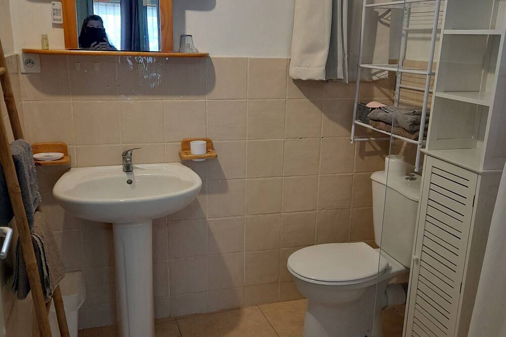 Entire apartment, Gîtes \"Chez Cécile\" in Lagnes, Vaucluse, in the countryside. in Lagnes, Parc naturel régional du Luberon