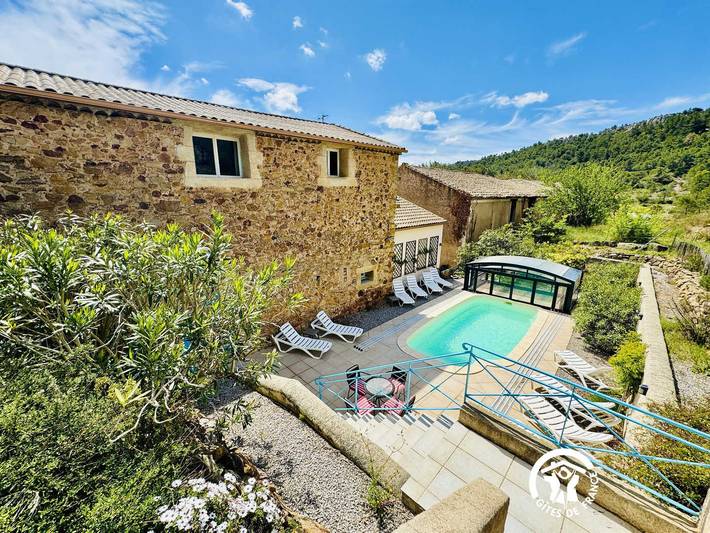Gîte pour 15 personnes, avec Terrasse ainsi que Jardin et Piscine