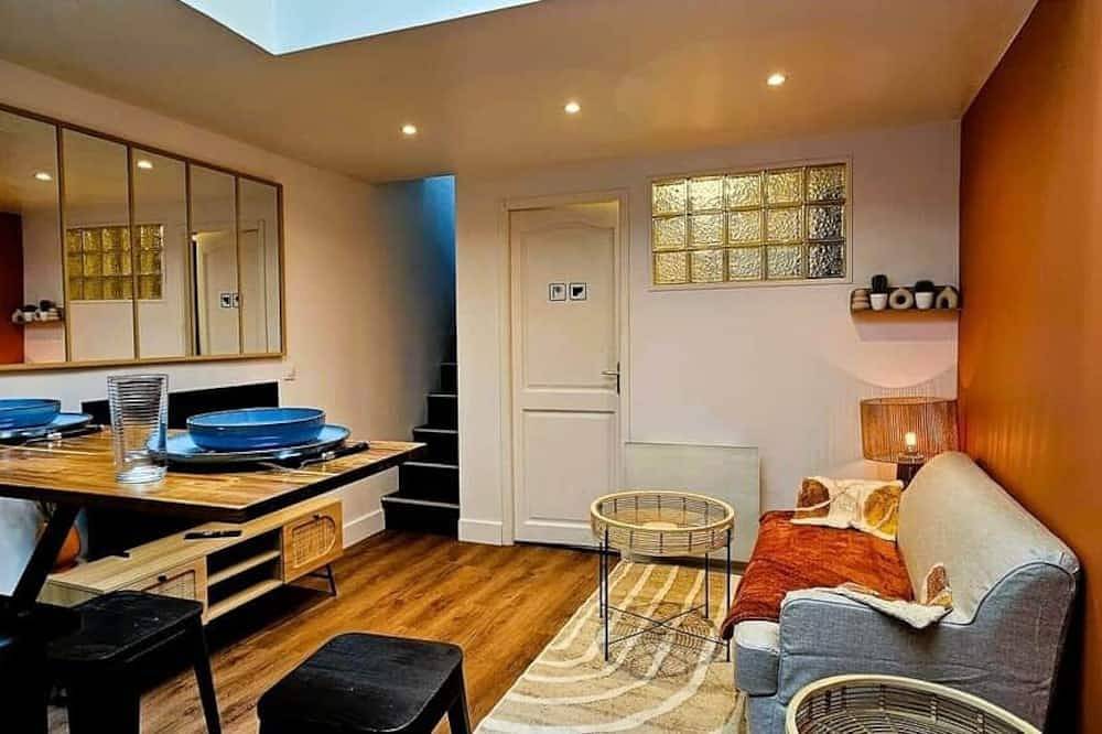 Entire apartment, La Cachette Oubliee | 10 mn from the station in Melun, Seine-et-Marne