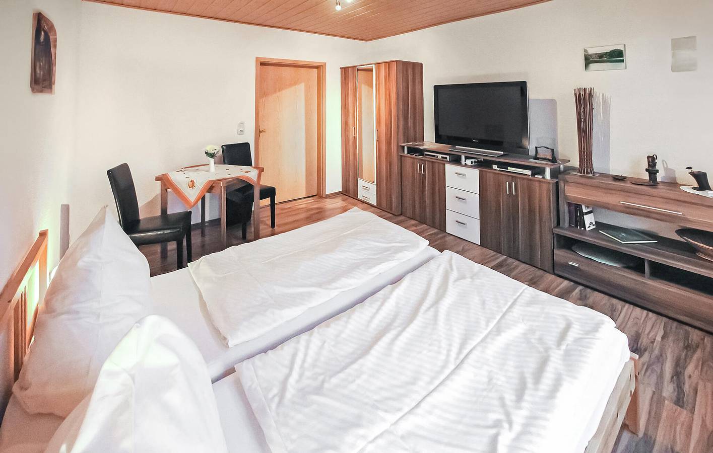 Ganze Ferienwohnung, Gemütliches Obergeschoss-Apartment mit Parkplatz, Garten & Internet - 1,5km zum Canow Center in Kleinzerlang, Rheinsberg