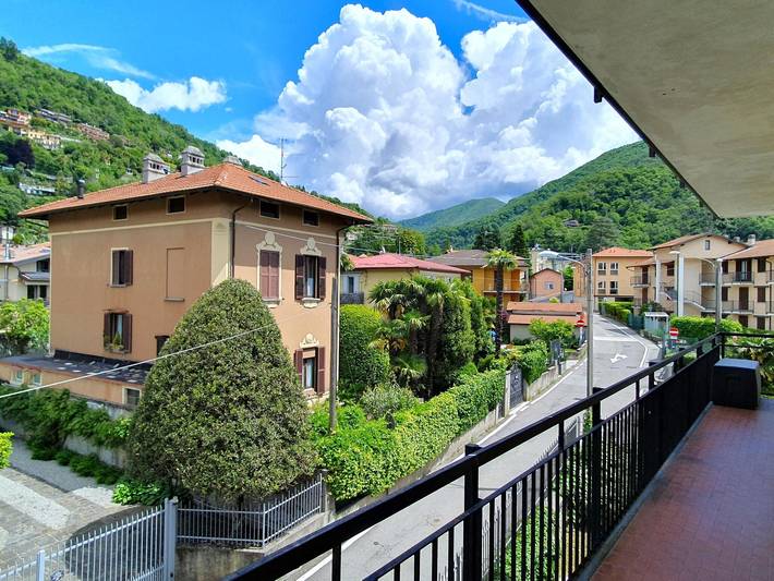 Ferienwohnung für 4 Personen, mit Balkon und Ausblick in Maccagno con Pino e Veddasca