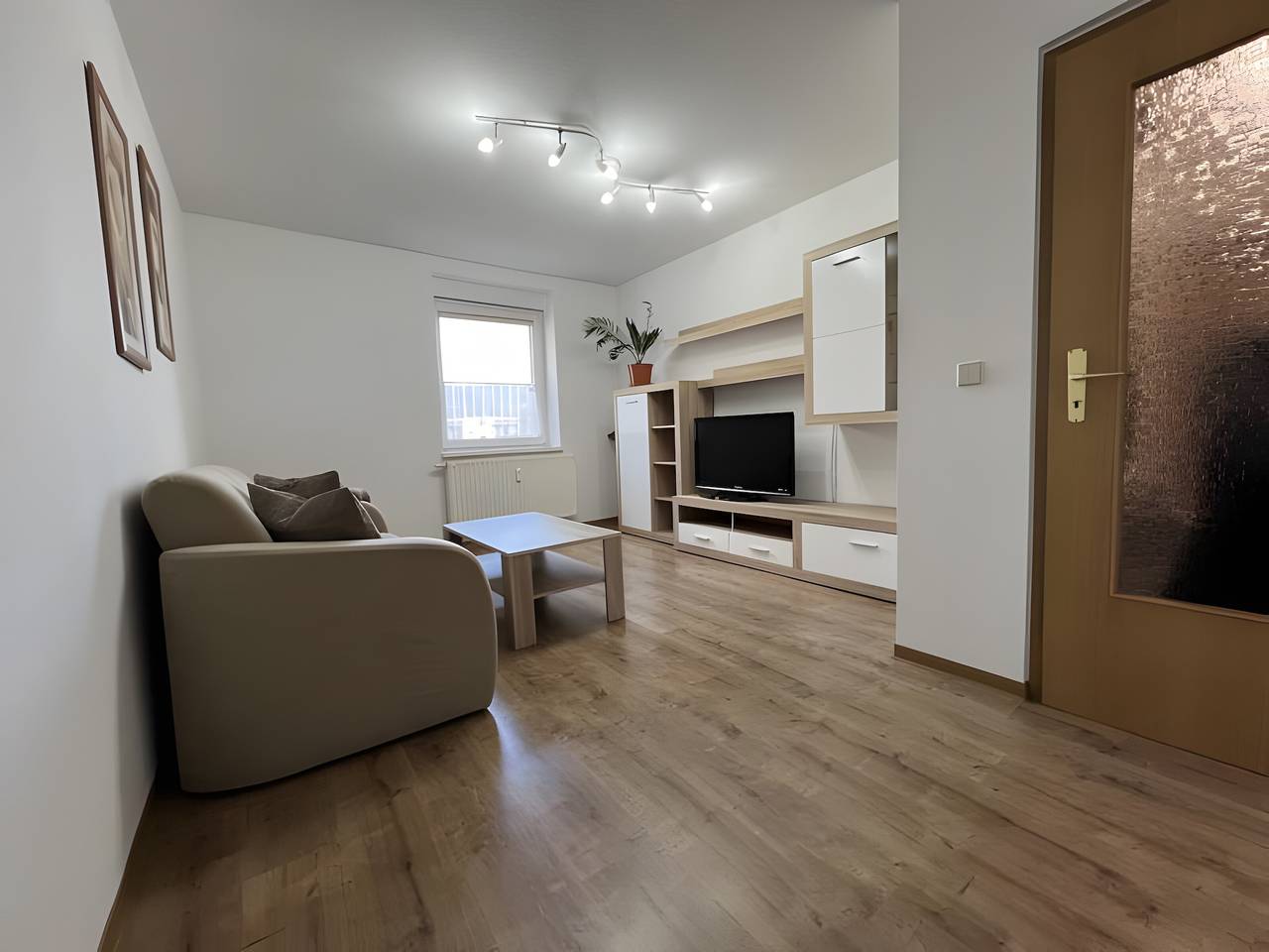 Ganze Wohnung, Apartment „Neue Ferienwohnung für 2 Personen“ mit Gemeinschaftsgarten, Balkon & Wlan in Oelsnitz/Erzgebirge, Erzgebirge
