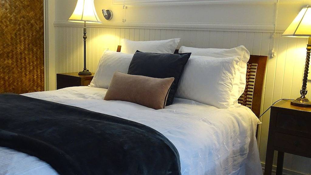 Manuka Getaway with Log Fire & Gourmet Breakfast in Maleny, Sunshine Coast