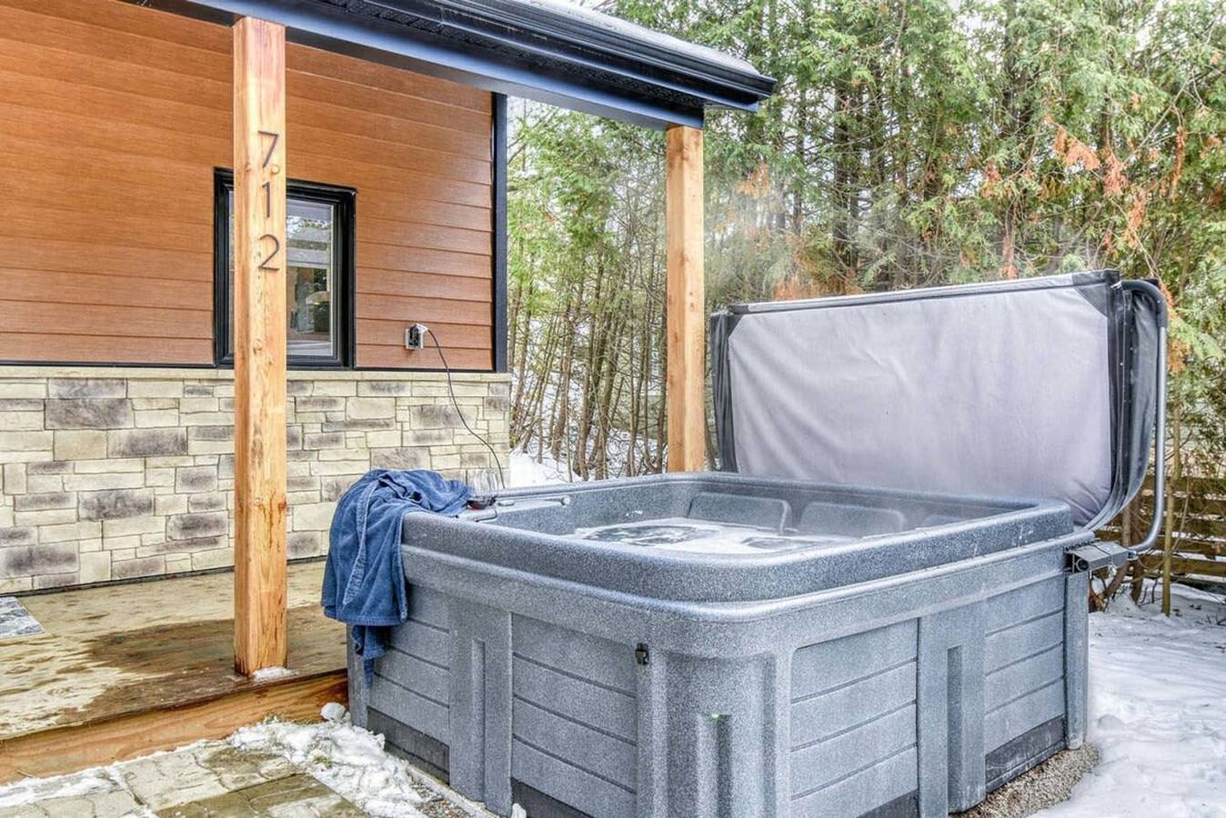 Le Mini Chalet - Compact   Cozy Spa in Quebec