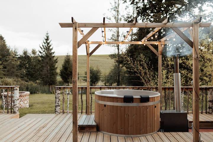 Location de vacances pour 4 personnes, avec Jacuzzi et Terrasse ainsi que Jardin et Piscine