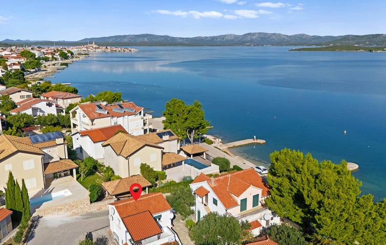 Ganze Ferienwohnung, Apartment am Meer mit Terrasse, Klimaanlage und Parkplatz in Betina, Tisno