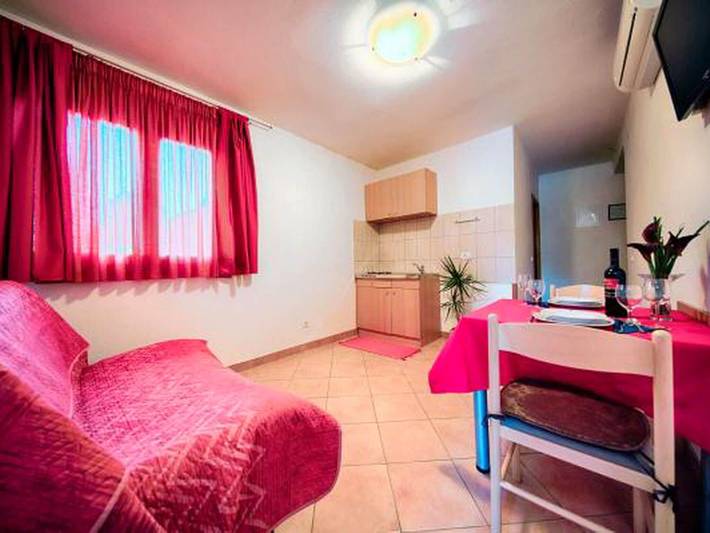 Gîte pour 2 personnes, avec balcon, adapté aux familles dans Lastovo