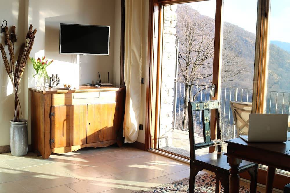Entire apartment, Finca Cascina Borchina: \"Falco\" country estate, relaxation, dream lake view, nature, organic in Maccagno con Pino e Veddasca, Lago Maggiore (Lombardy)