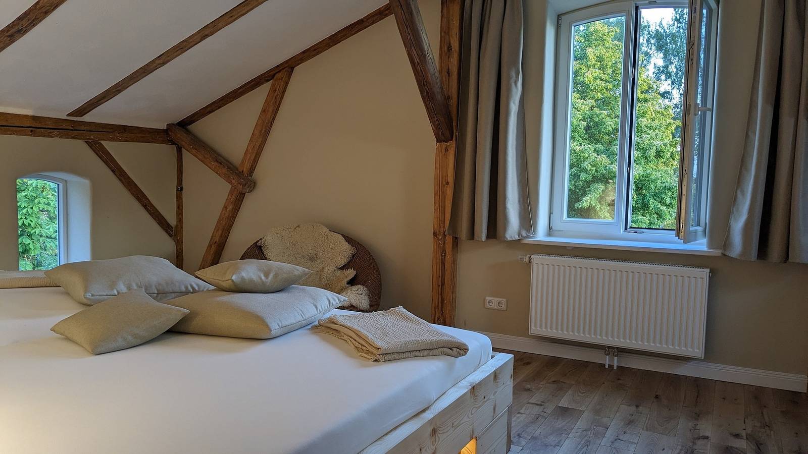 Ganze Ferienwohnung, Edler Altbau, 2,80m breites Doppelbett in Grube, Ostholstein