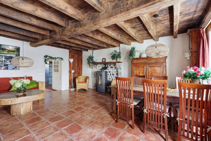 Villa Felinas: refugio tranquilo con gran jardín, piscina climatizada y comodidades familiares in Ahun, Región de Guéret