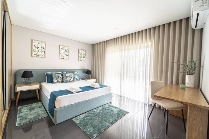 Location de vacances pour 8 personnes, avec Balcon et Terrasse ainsi que Jardin et Piscine à Cossourado