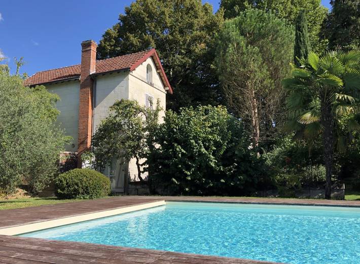 Gîte pour 4 personnes, avec terrasse ainsi que jardin et piscine