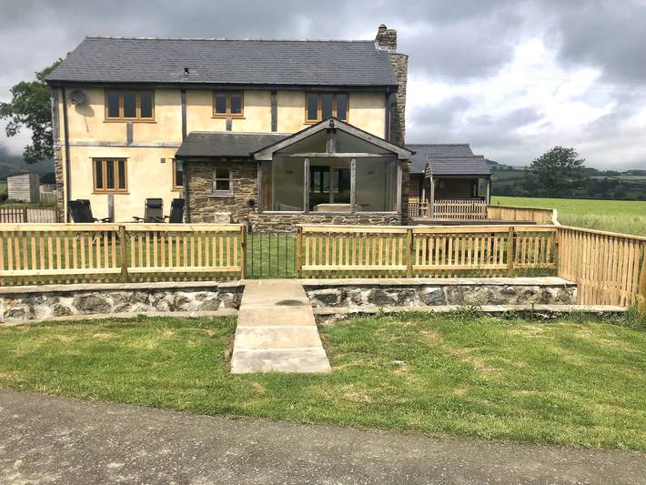 Log cabin for 8 people, with Garden in Powys