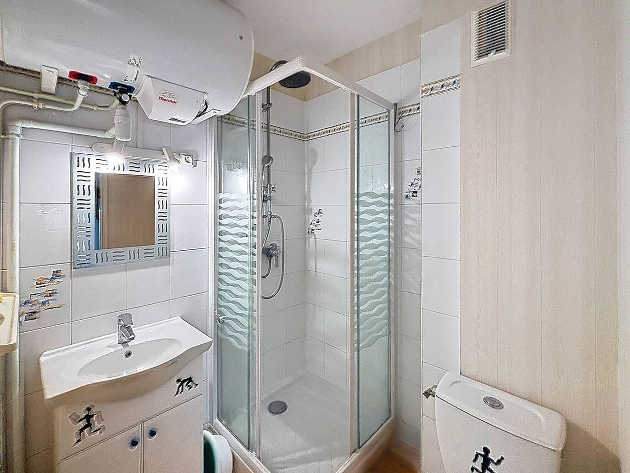 Studio entier, Charmant Studio Cabine 4 Pers, Balcons, Parking Privé, à 300m de la Plage de Merville-Franceville in Merville-Franceville-Plage, Région de Caen