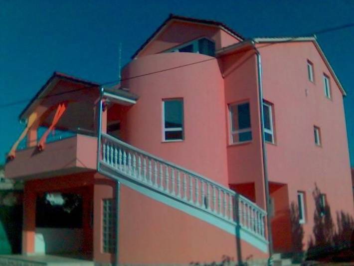 Ganze Wohnung, Mit Balkon in guter Lage in Tribunj, Šibenik-Knin