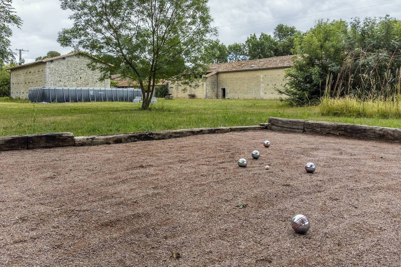 Two Gîtes, One Beautiful Setting – Ideal for Family Reunions & Friends (10 Guests) in Brûlain, Région de Niort