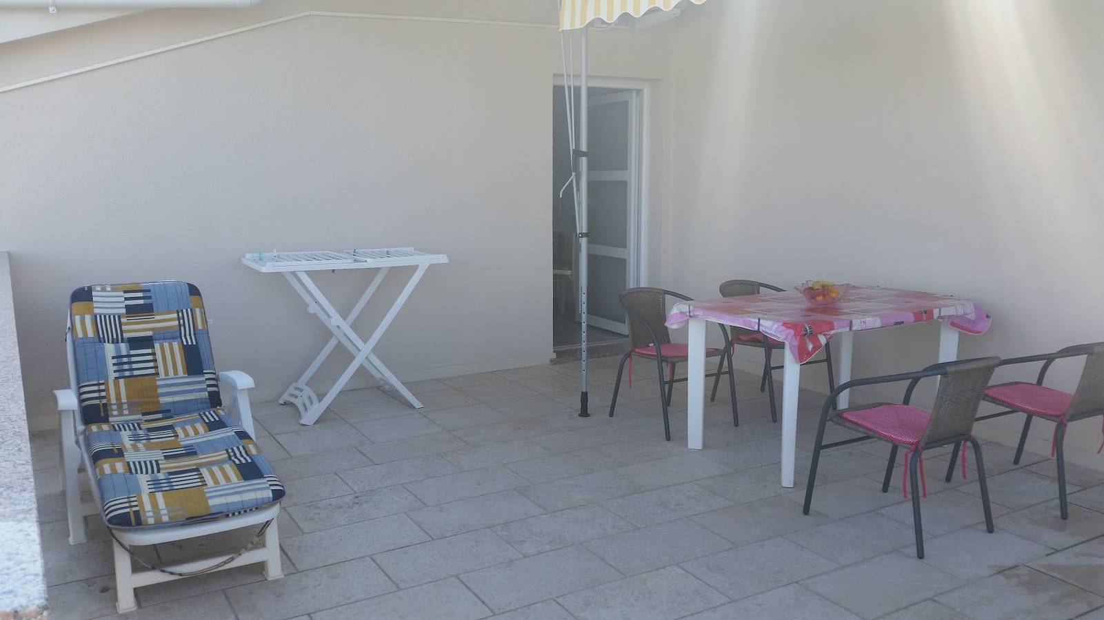 Ganze Wohnung, 1-Zimmer-Ferienwohnung mit Terrasse und Meerblick Kolan, Pag -a in Kolan, Kolan (Kroatische Adria)
