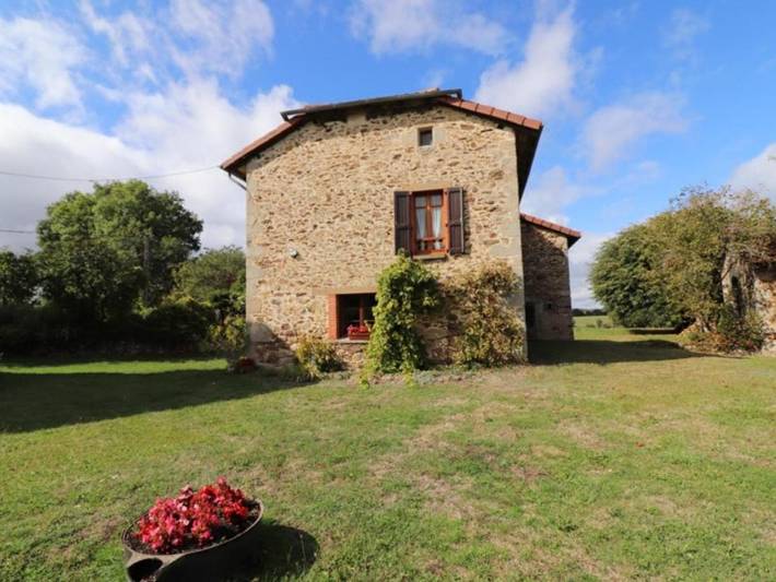 Location de vacances pour 5 personnes, avec Balcon et Jardin à Boisset (Cantal) - 2