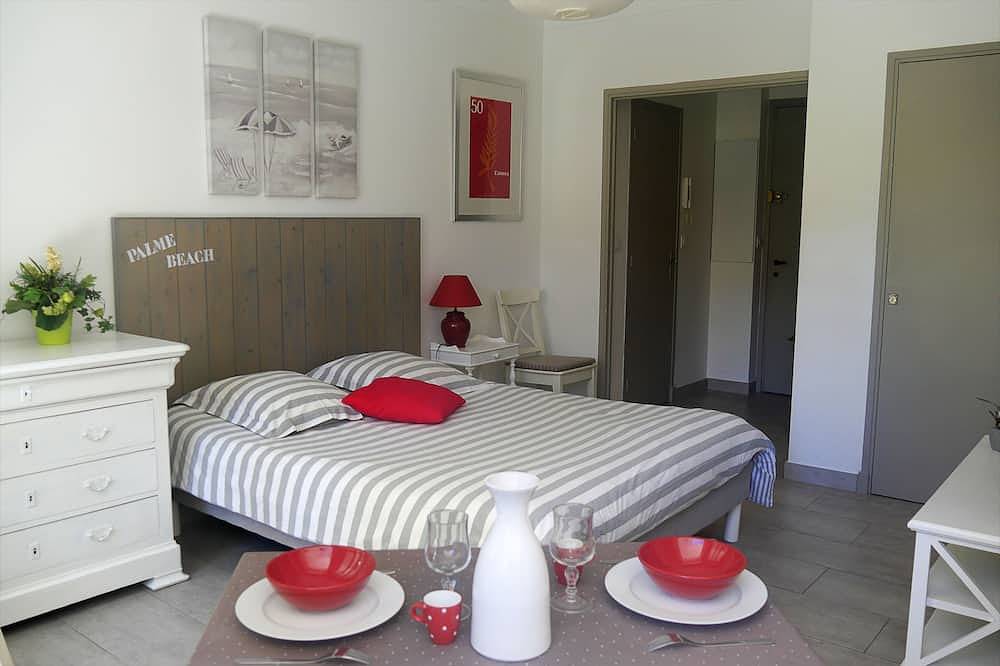 Entire apartment, Bright, air-conditioned studio with garden terrace, in the heart of Cannes in Cannes, Mediterranean Coast (France)