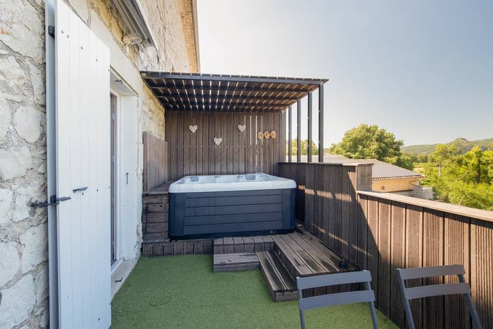 Appartement de vacances pour 4 personnes, avec balcon et jacuzzi en Ardèche - 2
