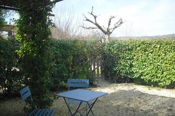 Gîte pour 2 personnes, avec piscine ainsi que jardin et vue à Gordes