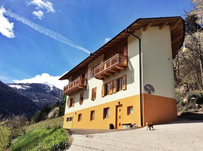B&b per 3 persone, con Balcone e Terrazza nonché Giardino a Malè