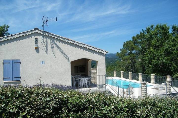 Ferienhaus für 6 Personen, mit Whirlpool und Terrasse sowie Pool