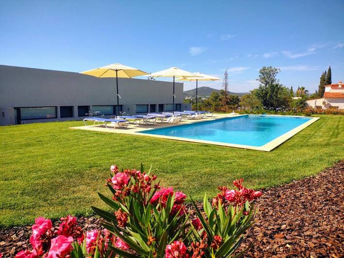 Appart’hôtel pour 2 personnes, avec Balcon et Terrasse ainsi que Jardin et Piscine à Moncarapacho