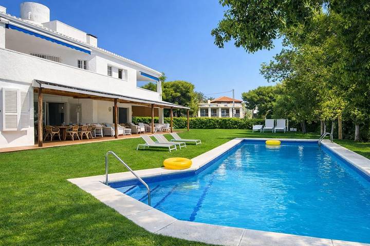 Villa pour 16 personnes, avec piscine ainsi que jardin et vue sur l’océan, animaux acceptés en Espagne