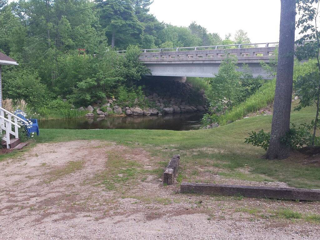 Cottage # 4 am Autrain River in der Nähe des Lake Superior Beach, abgebildete Felsen, Wasserfälle in Alger County
