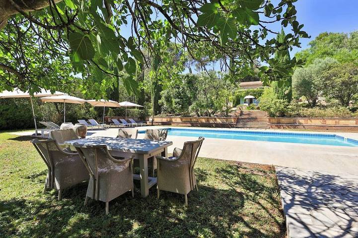 Gîte pour 4 personnes, avec terrasse ainsi que piscine et jardin