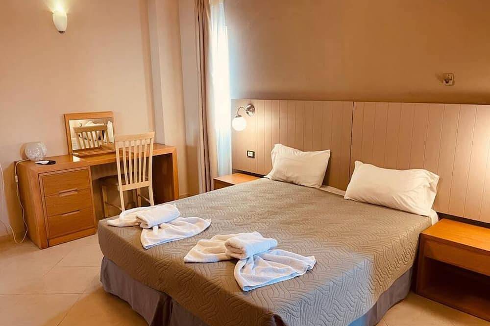 Du Sud Star Villa - 40meters to beach. Sleeps 8. in Platanias, Chania und Umgebung