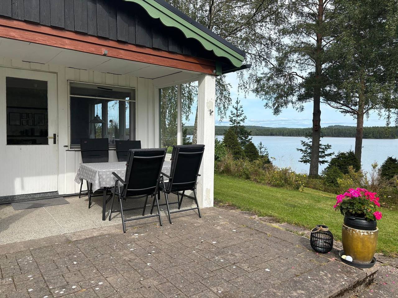 Schwedenhaus am See – Ferienhaus mit Motorboot & Steg in Storfors in Storfors, Värmland
