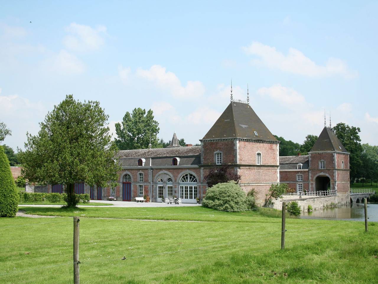 Château ancien près de la forêt à Havelange in Havelange, Région De Namur