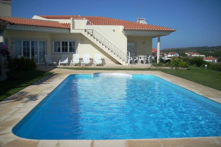 Villa para 12 pessoas, com jardim e jacuzzi e ainda sauna, com animais de estimação em Foz do Arelho