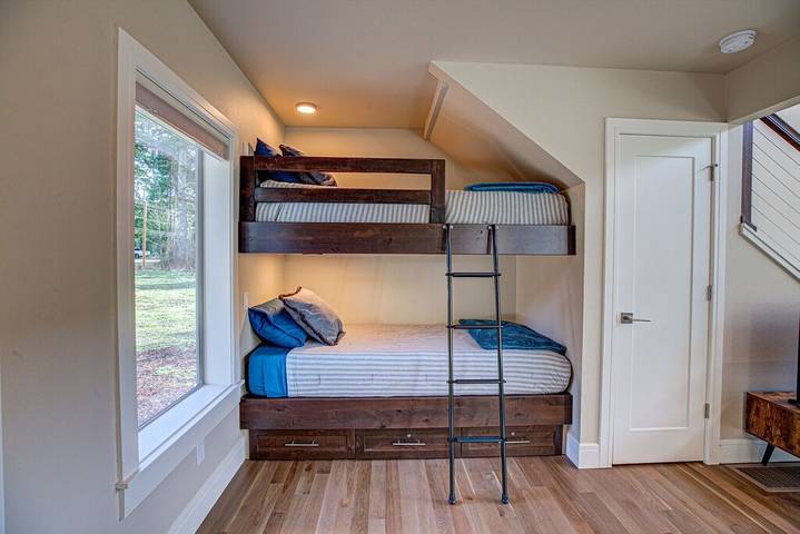 Vacation rental for 4 people, with yard and hot tub as well as balcony in Mount Hood