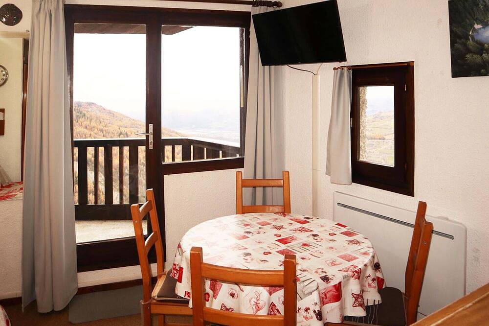 Apartamento entero, Estudio cómodo para 4 en el corazón de Les Orres, acceso a pistas in Les Orres, Parque Nacional de los Ecrins
