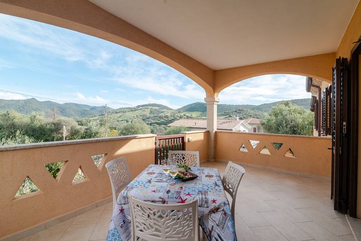 Appartamento intero, Appartamento 'Lucia' con Vista Montagna, Terrazza Privata e Aria Condizionata in Franculacciu, San Teodoro
