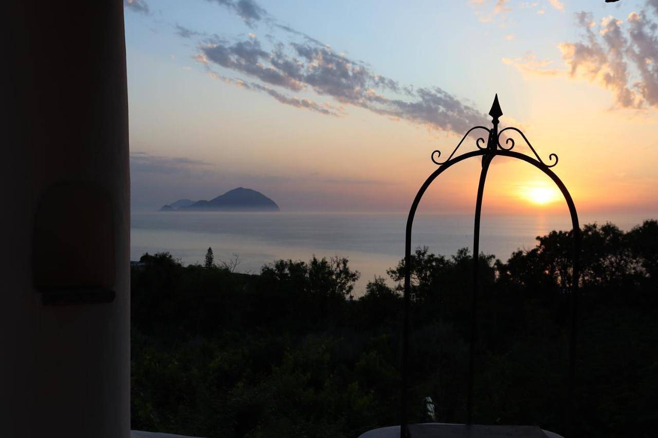 Ville Pollara - tramonto sul mare in Malfa, Salina
